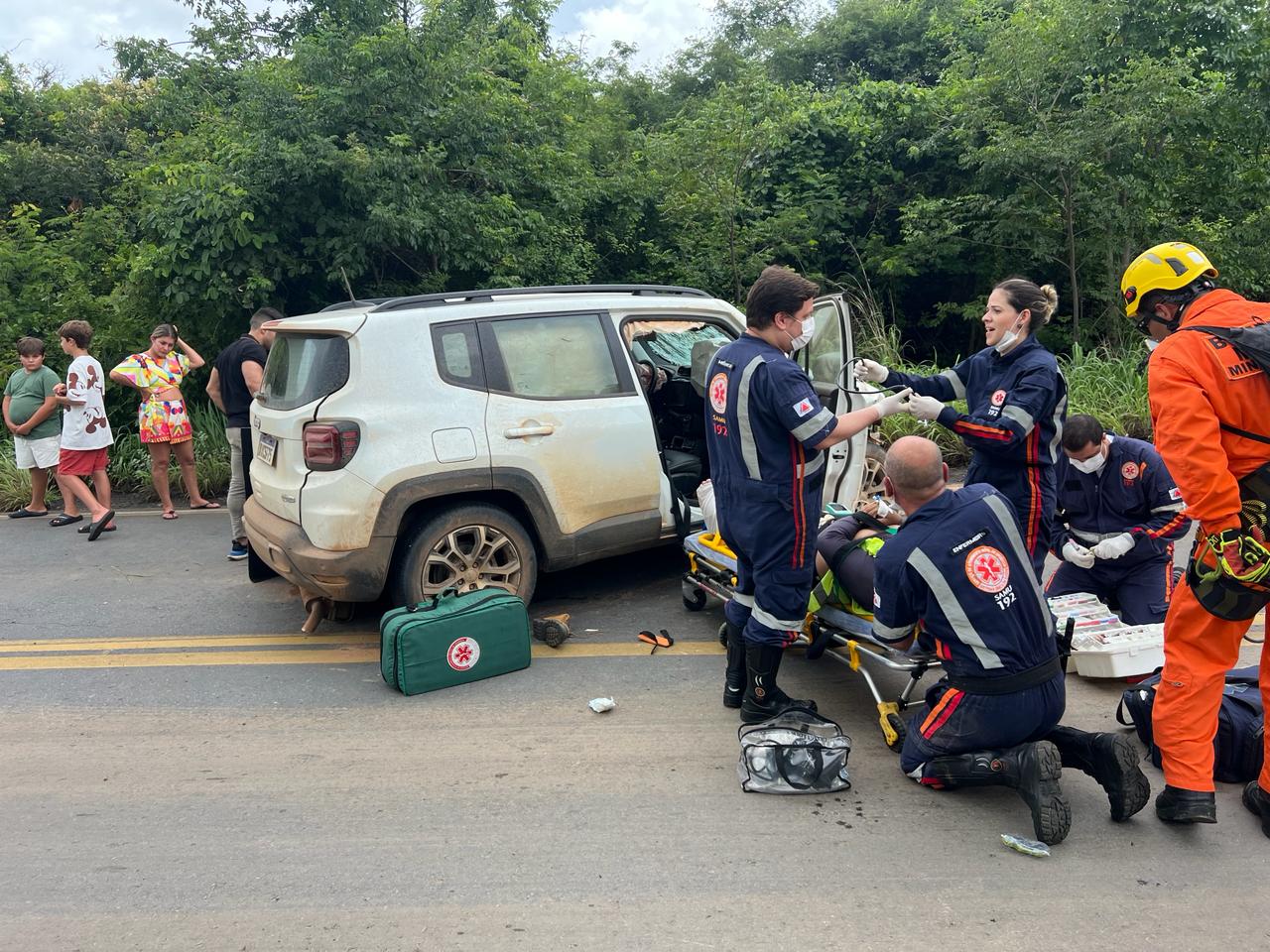 Quatro Pessoas Ficam Feridas Em Batida Entre Dois Carros Na Mgc Na