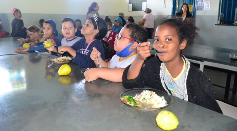 Montes Claros Escola Municipal Jair de Oliveira- Merenda 01 06 22 Foto Fábio Marçal 04