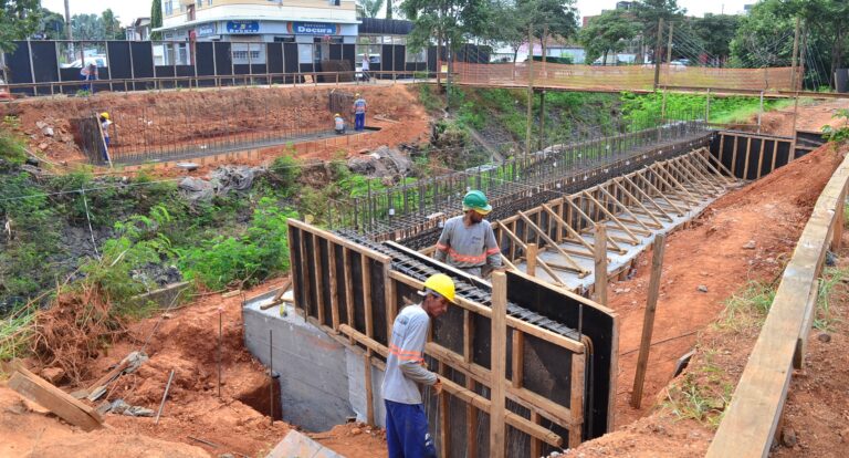 Montes Claros Construção de Ponte na Av Sanitária em Frente a Unimontes 16 04 24 Foto Fábio Marçal 02